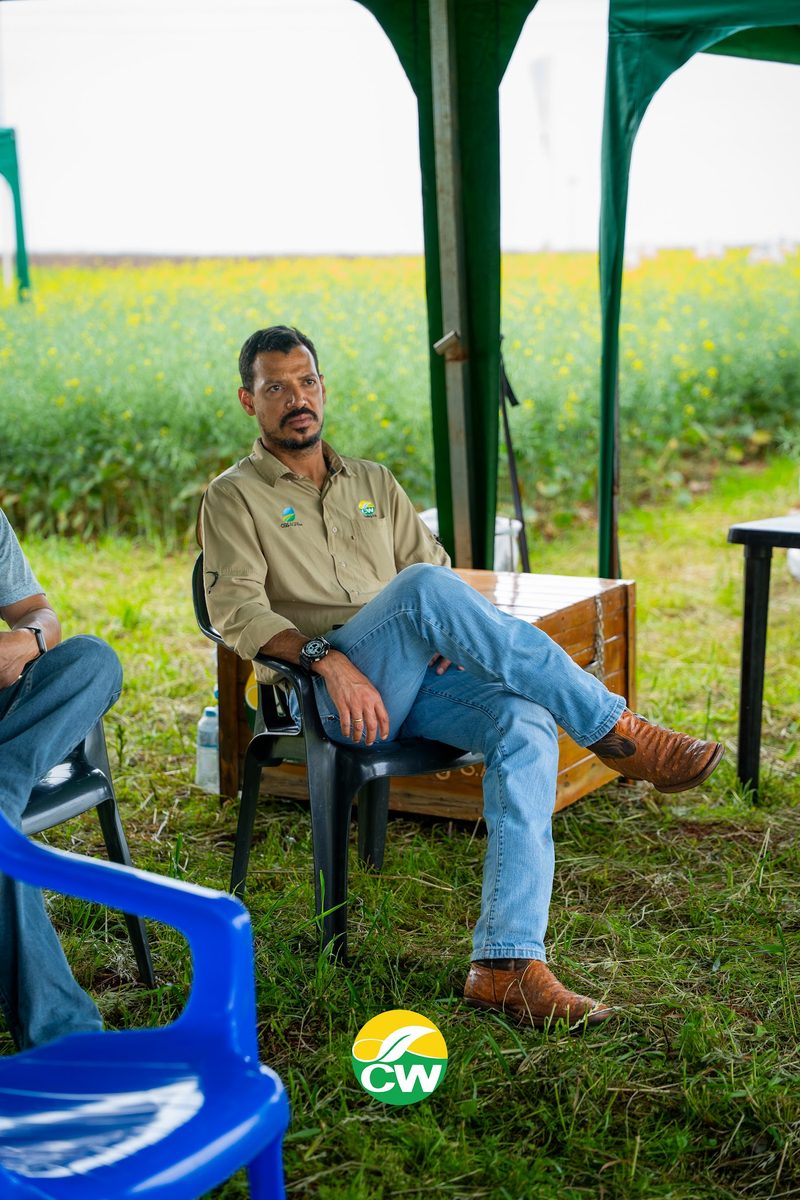 Charla técnica bajo la carpa en el Día de Campo Anual