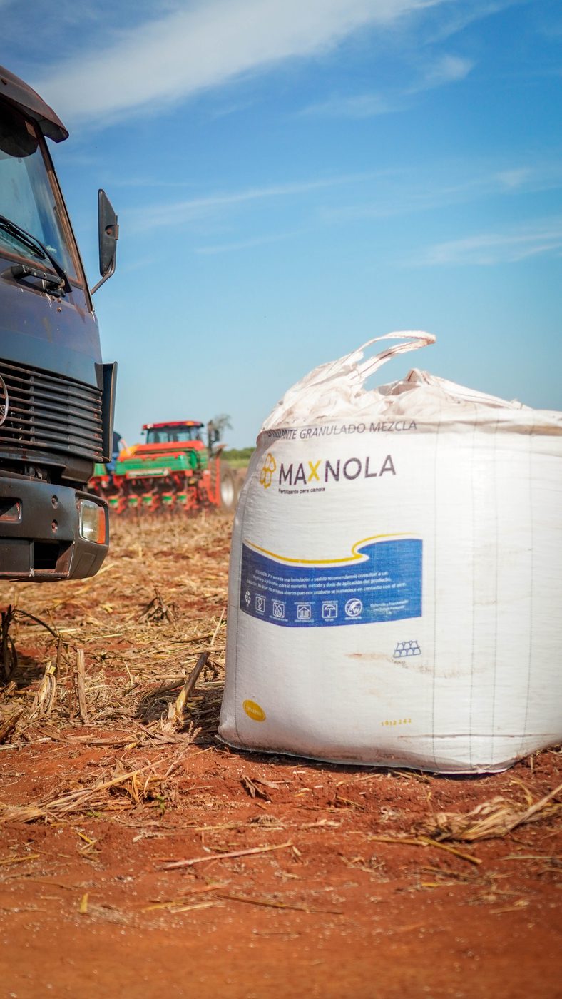 Bolsón de MAXNOLA a campo, junto a la sembradora
